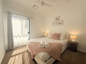 Iron/ironing board, free WiFi, bed sheets - Hunter Valley 4BR Retreat in North Rothbury (North Rothbury)