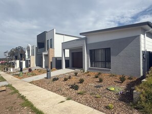 Exterior - Hunter Valley 4BR Retreat in North Rothbury (North Rothbury)