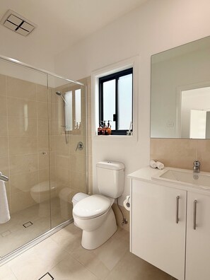 Shower, hair dryer, towels, soap - Hunter Valley 4BR Retreat in North Rothbury (North Rothbury)