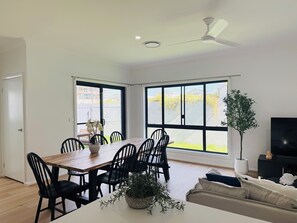 Living area - Hunter Valley 4BR Retreat in North Rothbury (North Rothbury)