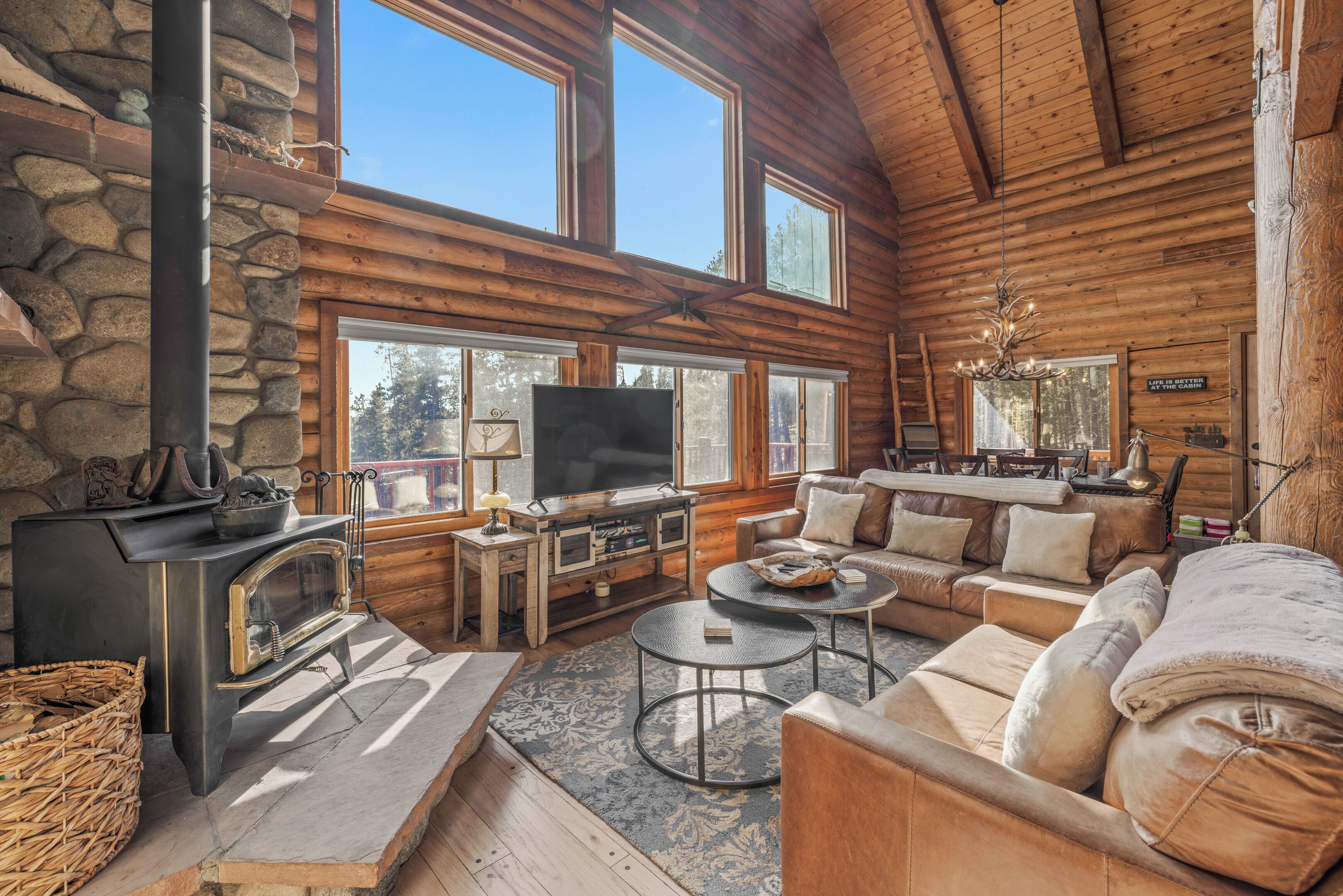Smart TV, fireplace, books, offices