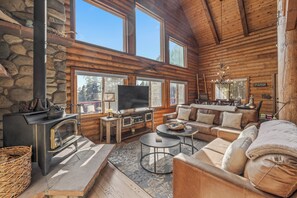 Smart TV, fireplace, books, offices - New Rental! 3 Bed/3Bath Cabin in the Woods, Hot Tub, Pet Friendly Basketball/Tennis - Soaring Pines (Fairplay)