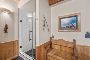 Shower, hair dryer, towels - New Rental! 3 Bed/3Bath Cabin in the Woods, Hot Tub, Pet Friendly Basketball/Tennis - Soaring Pines (Fairplay)