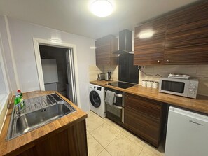 Jääkaappi, mikroaaltouuni, uuni, liesi