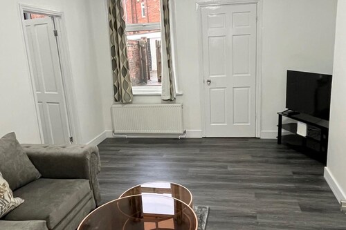 2 Bed Flat - Sleeps 3 - Parking - Wifi