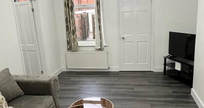 2 Bed Flat - Sleeps 3 - Parking - Wifi