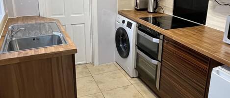 Frigorífico, microondas, horno y placa de cocina