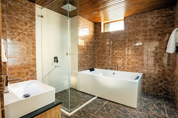 Kamar Premium | Kamar mandi | Perlengkapan mandi gratis, pengering rambut, jubah mandi, dan handuk