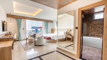 ميني بار ومكتب ومساحة عمل للكمبيوتر المحمول وتجهيزات عازلة للصوت