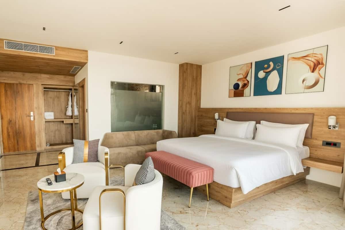Premium Room | Minibar, desk, laptop workspace, soundproofing