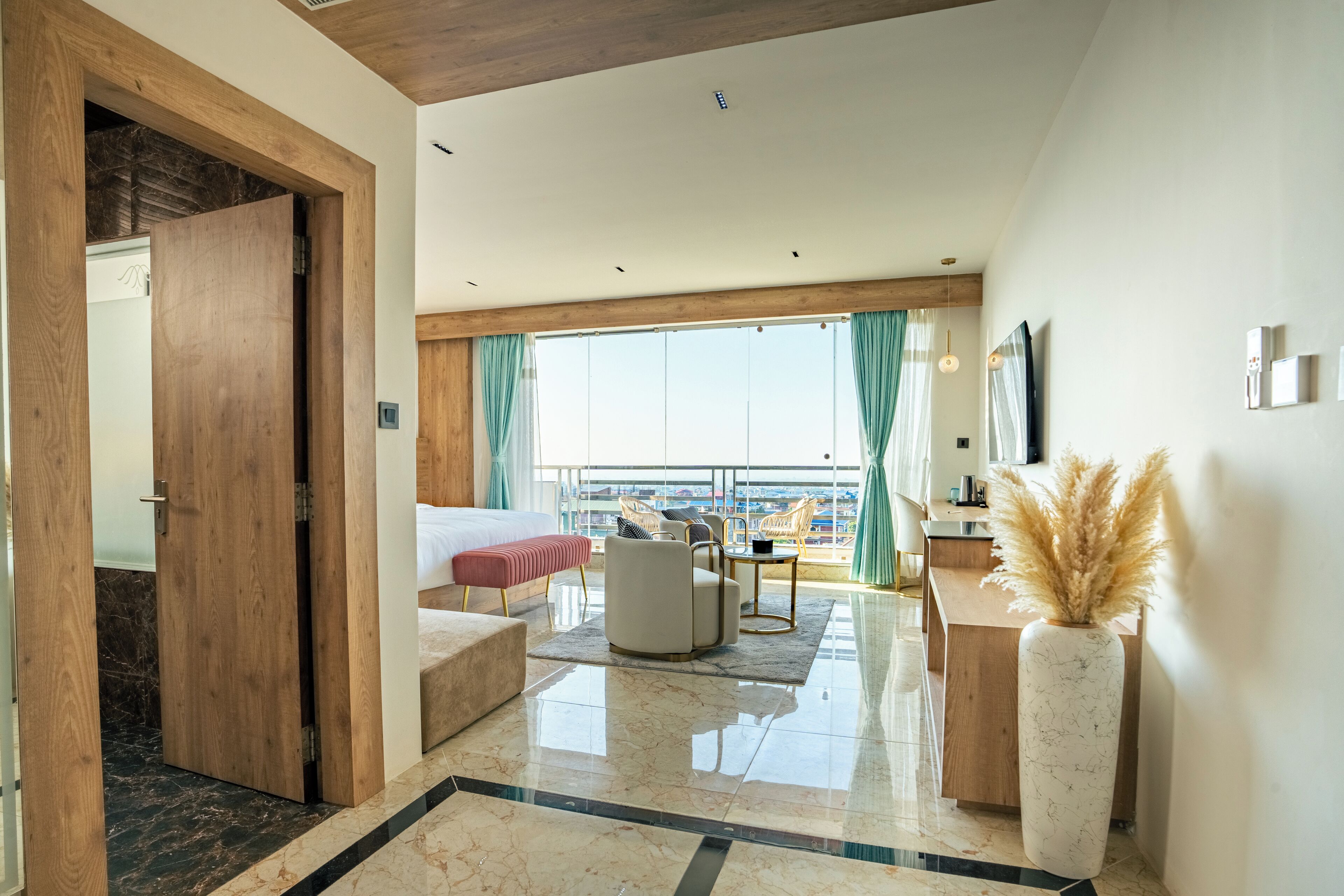 Premium Suite | Desk, free WiFi, bed sheets