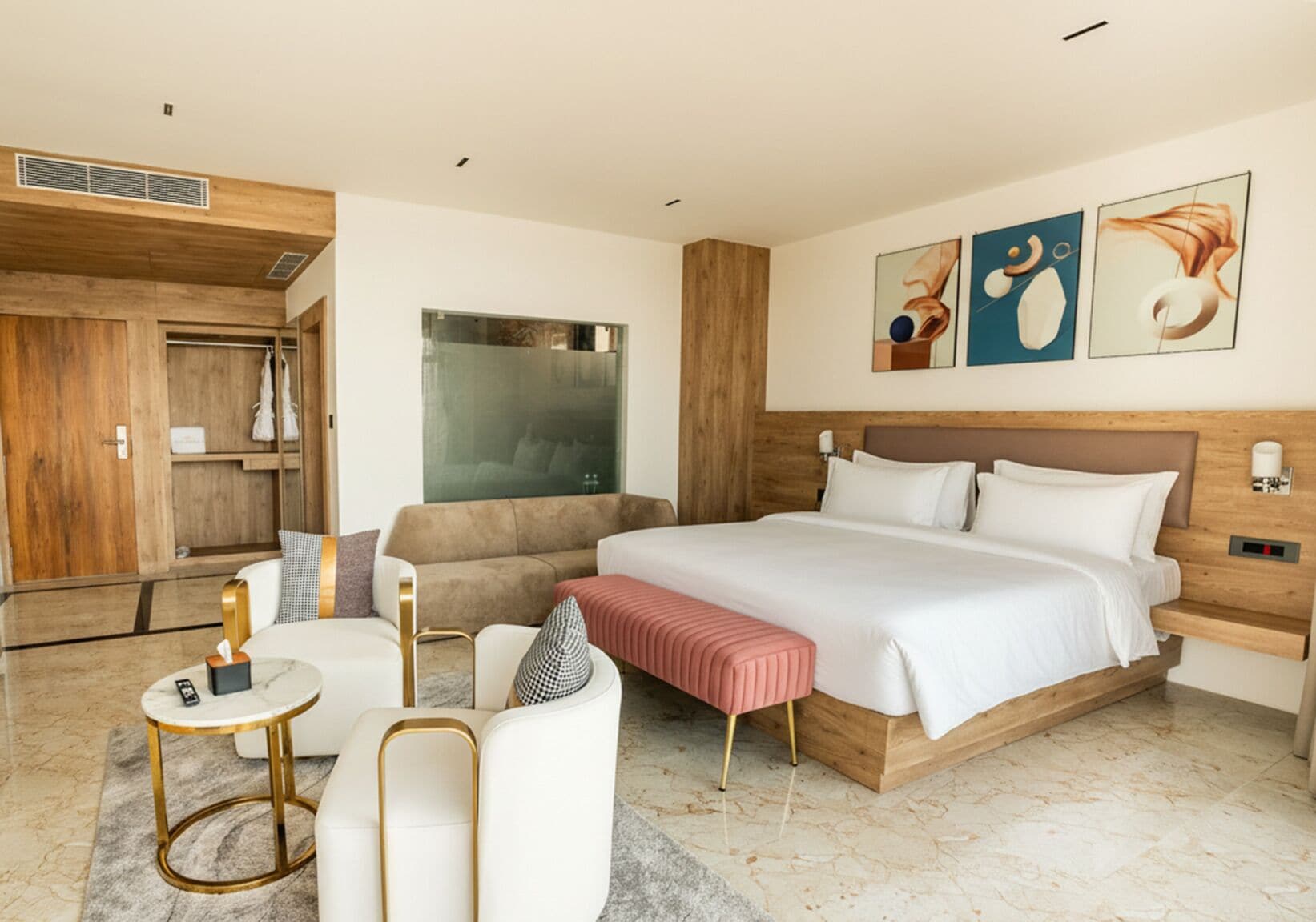 Minibar, escritorio, espacio para trabajar con laptop y wifi gratis 