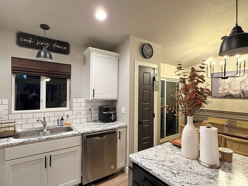 Amazing 4-bedroom house with AC in vibrant Rapid City
Cozy feeling as your house