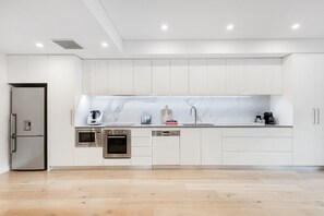 Micro-ondes, four, plaque de cuisson, lave-vaisselle