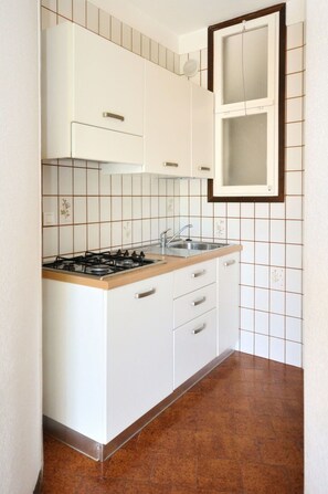 Microwave, high chair - Nice apartment for 5 guests with A/C, pool, WIFI, TV, terrace and pets allowed (San Michele Al Tagliamento)