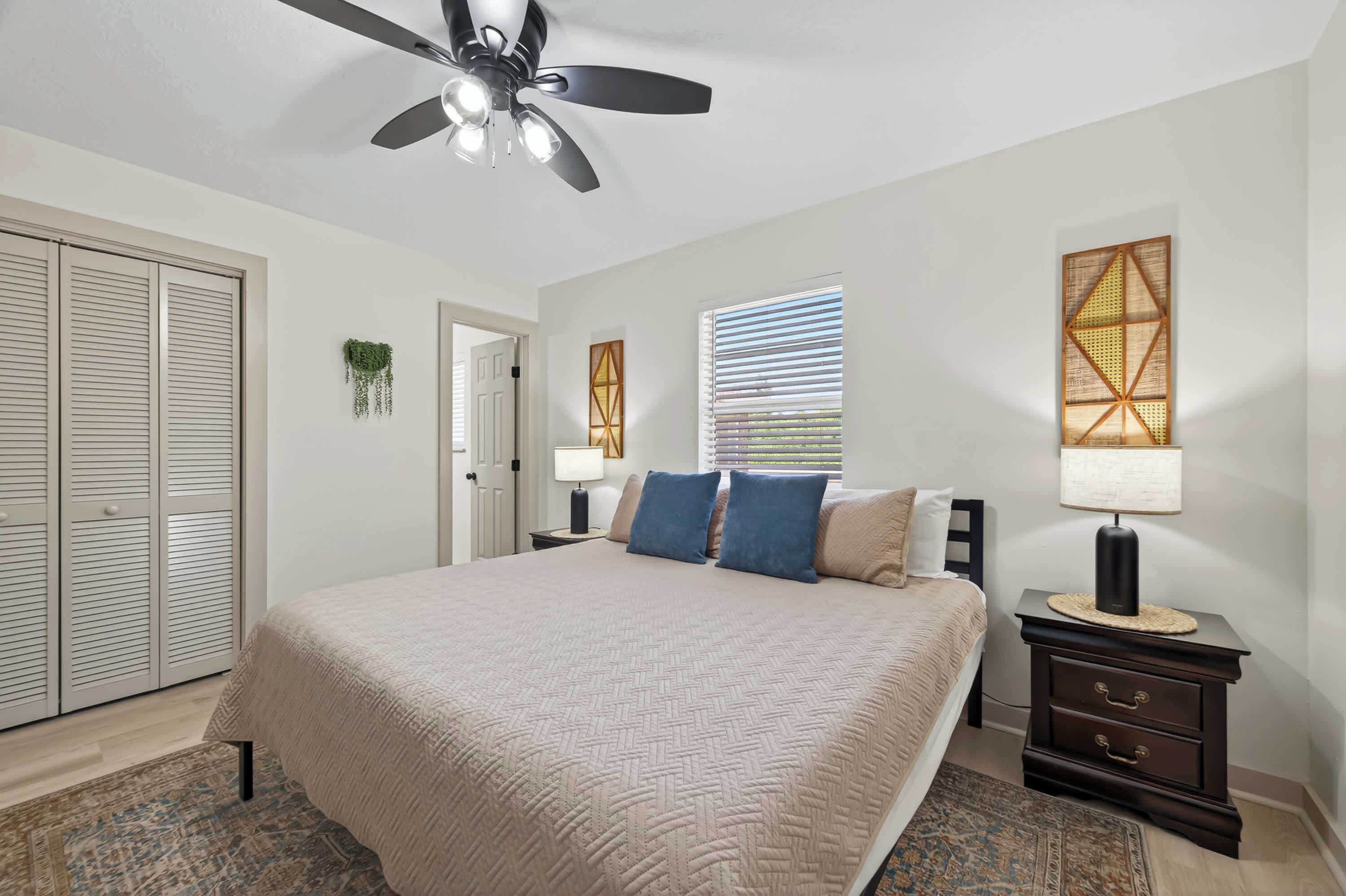 Een strijkplank/strijkijzer, reisbedje, wifi, beddengoed