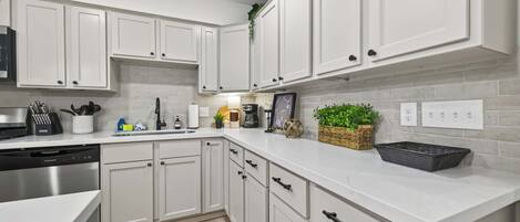 冷蔵庫、電子レンジ、オーブン、コンロ