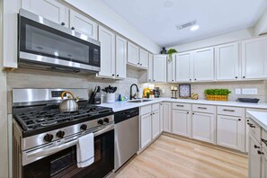 Fridge, microwave, oven, stovetop - Modern Family Home: Private Backyard, BBQ, Seating (Seabrook)