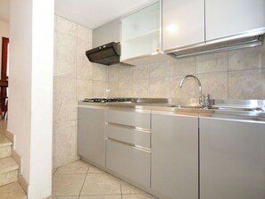 Four à micro-ondes, chaise haute