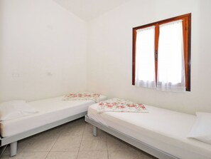 Travel crib, free WiFi, bed sheets
