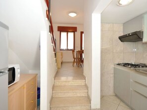 Four à micro-ondes, chaise haute