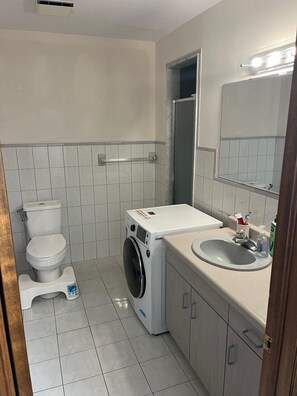 Hair dryer, towels, soap, toilet paper - 1 Bed, 1 Wash, Wide kitchen & Dining, Big windows (Windsor)