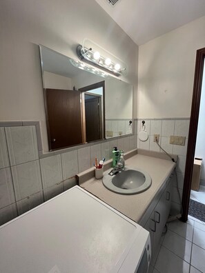 Sèche-cheveux, serviettes fournies, savon, papier toilette
