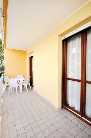 Outdoor dining - Cosy apartment for 4 people with A/C, WIFI, TV, balcony and pets allowed (San Michele Al Tagliamento)