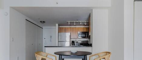 ثلاجة، ميكروويف، فرن، موقد طهي مسطح