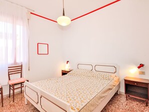 Travel cot, bed sheets - Beautiful apartment for 6 people with A/C, TV, terrace and pets allowed (San Michele Al Tagliamento)