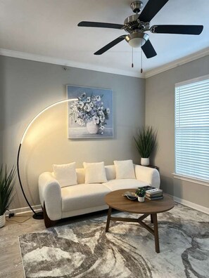 TV - Sleek 1BR Magnolia Pool & Gym Near Woodlands (Magnolia)