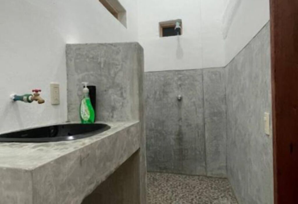 Douche, serviettes fournies, savon, papier toilette