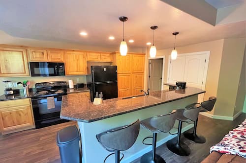 Deluxe Condo, 3 Bedrooms, Kitchen | Private kitchen
