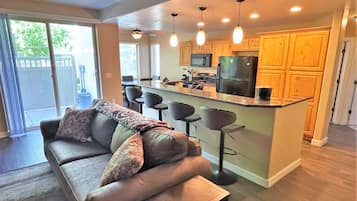 Condo Deluxe, 3 phòng ngủ, bếp | Khu phòng khách | TV