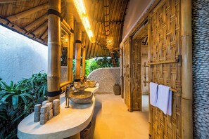 Villa Deluxe, 4 habitaciones, alberca privada, vista a la alberca | Baño