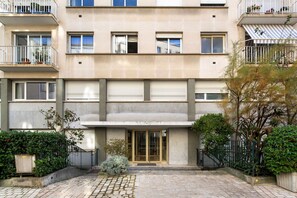 Exterior detail - Blueground | École-Militaire, balcony, nr Eiffel Tower (Paris)