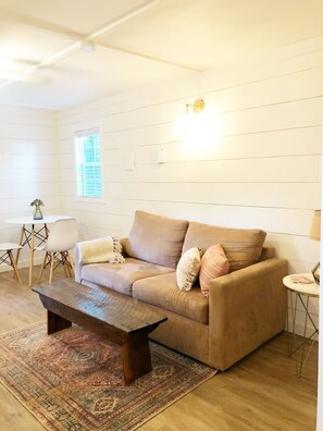 Smart TV, DVD player - Lost River Tiny House, dog-friendly + hot tub (Mathias)