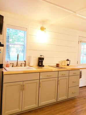 Fridge, microwave, stovetop, coffee/tea maker - Lost River Tiny House, dog-friendly + hot tub (Mathias)