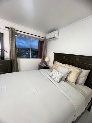 Tabla de planchar con plancha, wifi y ropa de cama