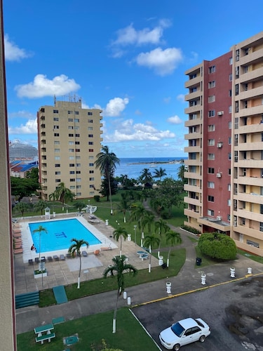 2-bedroom apartment in charming Ocho Rios with AC and gym access