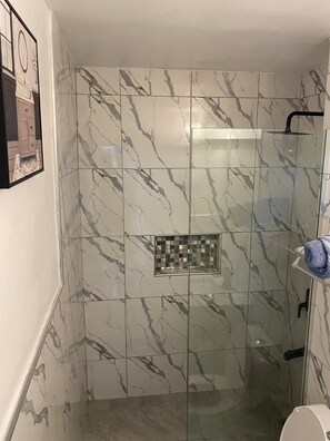 Regadera, tina de hidromasaje, secadora de cabello, bidet