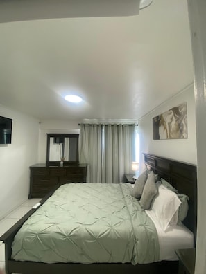 Tabla de planchar con plancha, wifi y ropa de cama