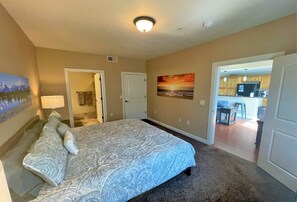 Deluxe Condo, 3 Bedrooms, City View