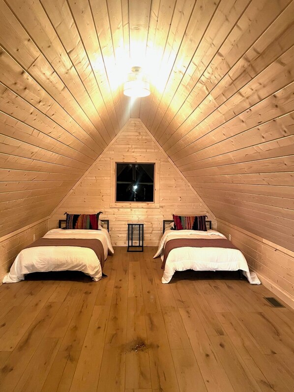 Escritorio, tabla de planchar con plancha, wifi gratis y ropa de cama