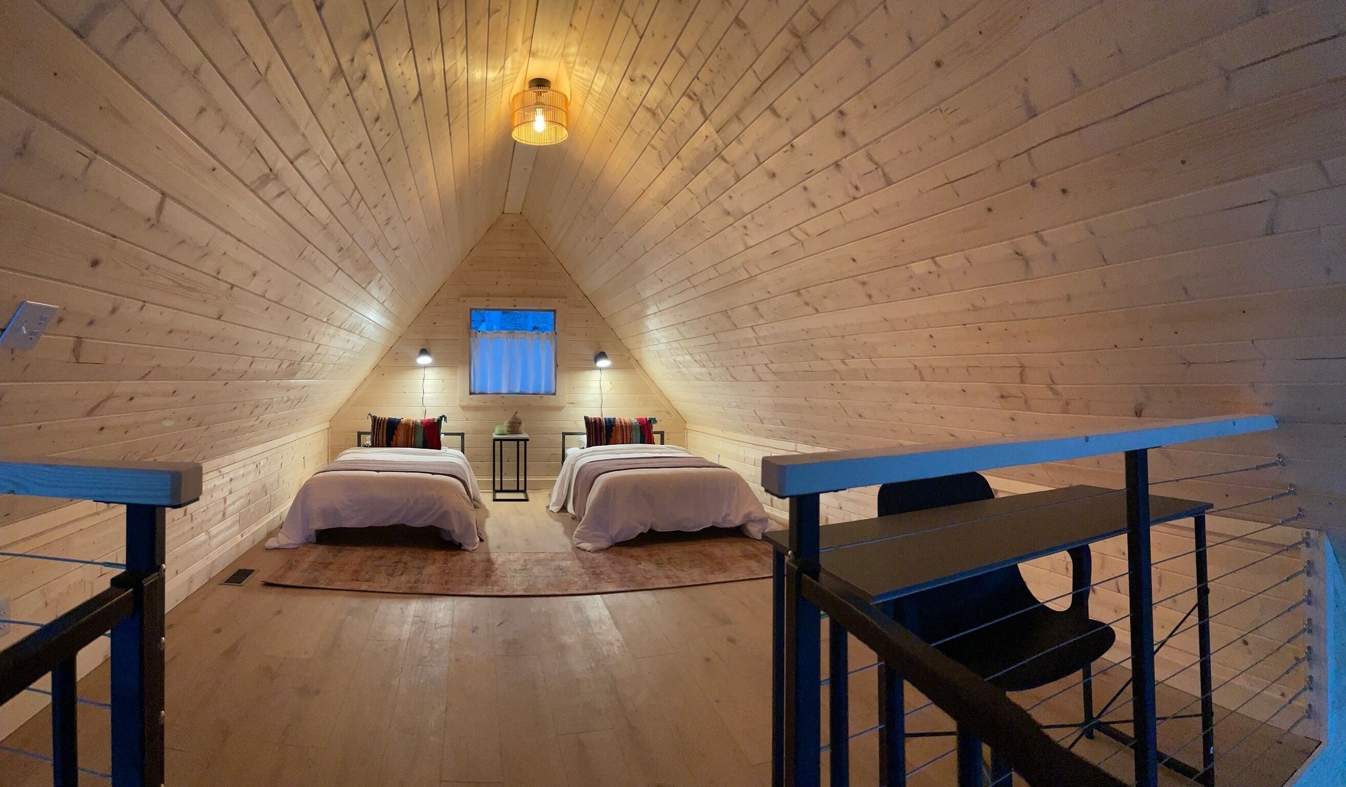 Skrivebord, strykejern/-brett, wi-fi (inkludert) og sengetøy