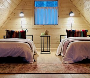 Escritorio, tabla de planchar con plancha, wifi gratis y ropa de cama