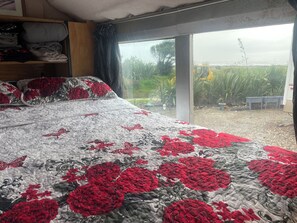 Planxa i posts de planxar, Internet i roba de llit 