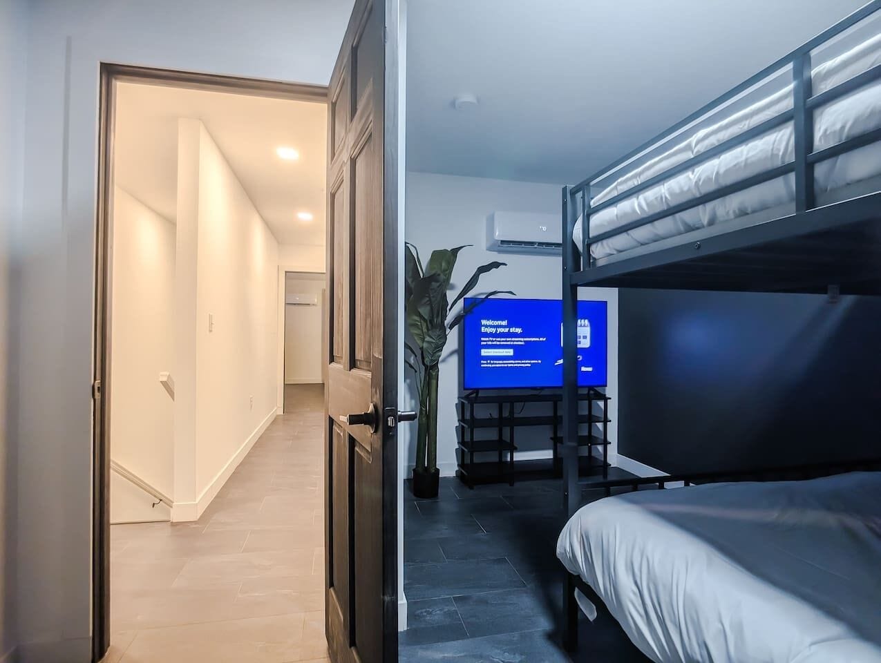 2 habitaciones, tabla de planchar con plancha, wifi y ropa de cama 