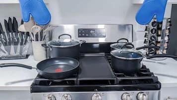 Fridge, oven, stovetop, dishwasher