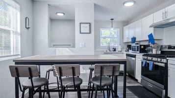 Geladeira, fogão, cooktop, lava-louças